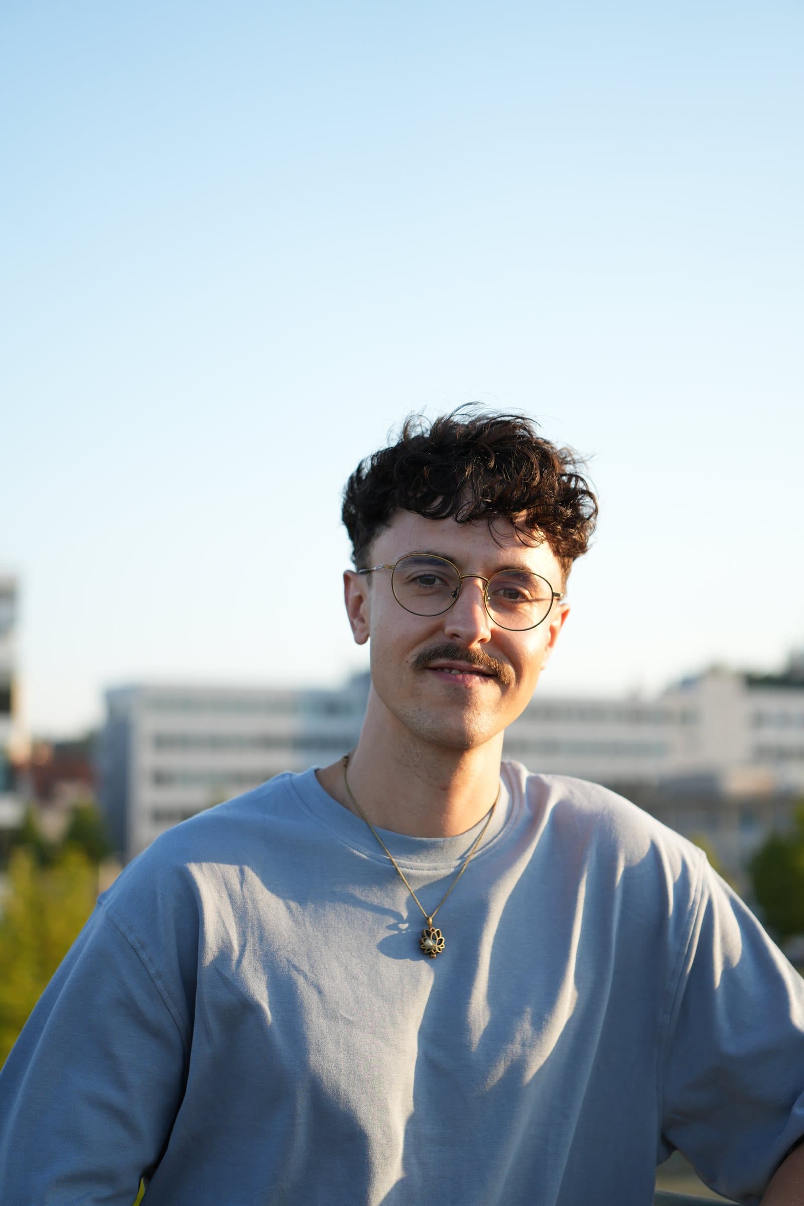 Thomas Wahl auf einer Brücke über der Stadt